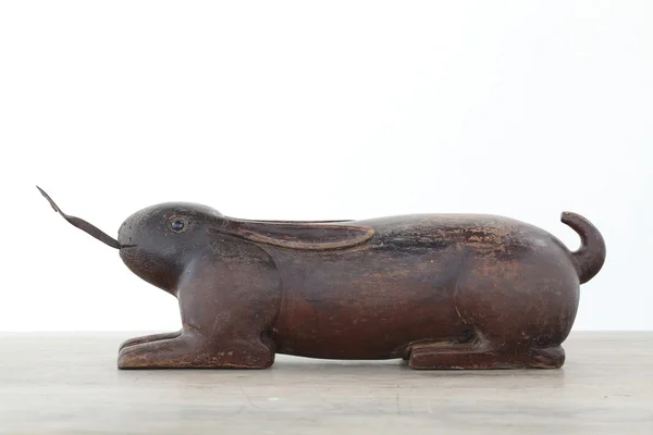 木製のテーブルの上の木のウサギおろし金 — ストック写真