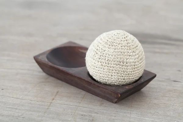 Houten dienblad met stof bal op houten tafel — Stockfoto