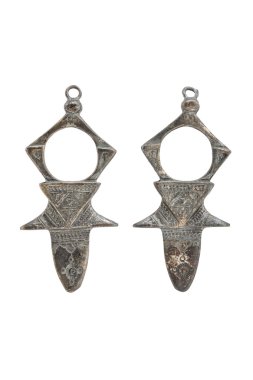 Beyaz arka plan üzerinde izole antika gümüş küpe