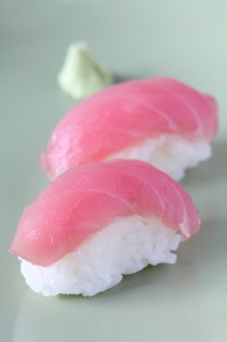 ton balıklı sushi üzerinde seramik tabak