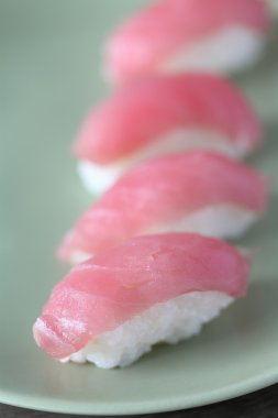 ton balıklı sushi üzerinde seramik tabak