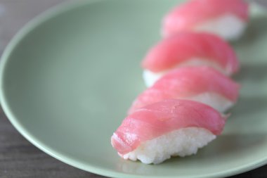ton balıklı sushi üzerinde seramik tabak
