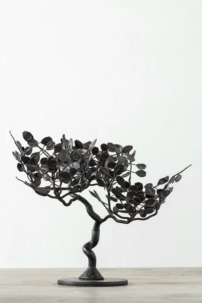 나무 테이블에 검은 철 트리 캔 들 홀더 — 스톡 사진