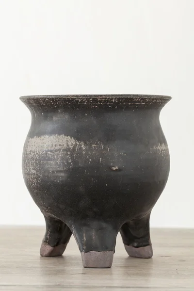 木制的桌子上的古董陶瓷罐 — 图库照片