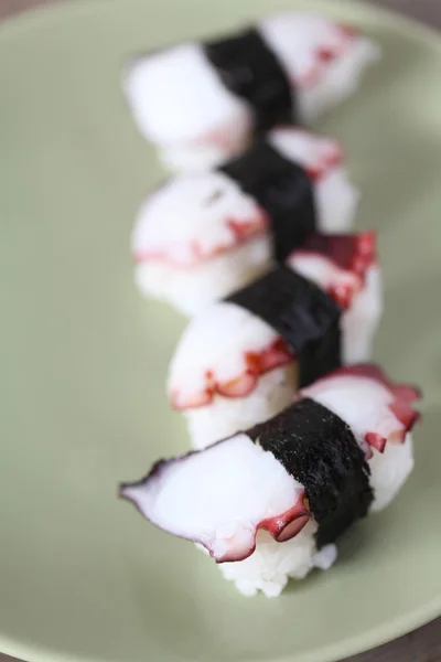 Chobotnice sushi na keramické nádobí — Stock fotografie