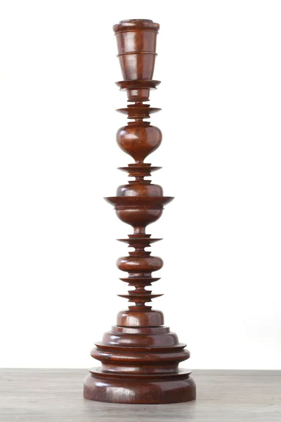 Античный деревянный столб на деревянном столе — стоковое фото