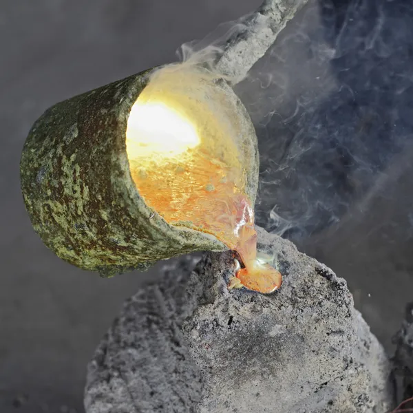 Разливка жидкой бронзы в форме — стоковое фото