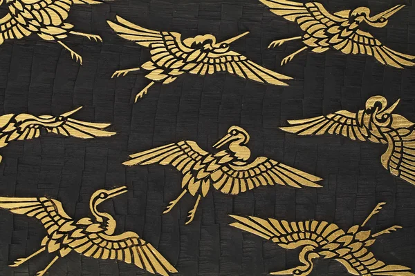 Flamingo-Schnitzerei mit Goldvergoldung auf antikem Holzteller — Stockfoto