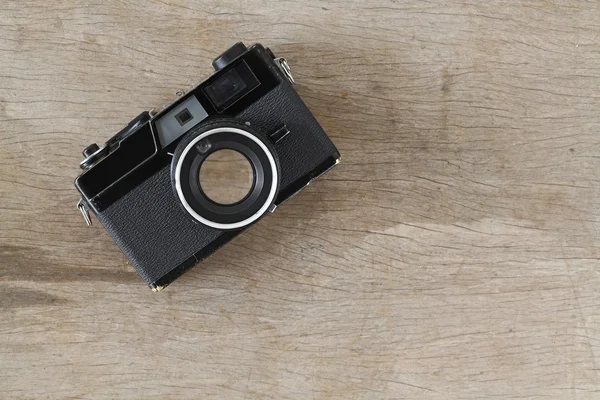 Fotocamera vintage su tavolo in legno — Foto Stock