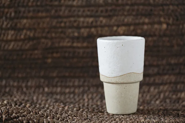 マットの背景にアンティークの陶器のマグカップ — ストック写真