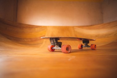 Güzel bir yaz gününde kapalı alanda kaykay. Spor aktivitesi yaşam tarzı kavramı