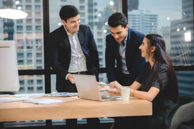 Profesyonel iş ortağı kişi başarı ekibi, şirket grubuyla ofisinde görüşecek.