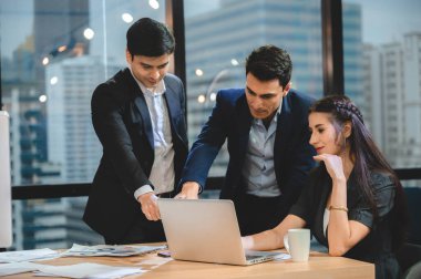 İş dünyasından yaratıcı kişi pazarlama planı fikri tartışması için ofiste toplanıyor.