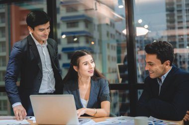İş dünyası yaratıcıları, pazarlama planı fikri tartışması için ofiste toplanıyorlar.