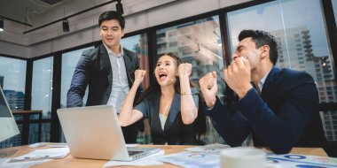 İş dünyası yaratıcıları, pazarlama planı fikri tartışması için ofiste toplanıyorlar.