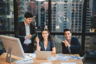İş dünyası yaratıcıları, pazarlama planı fikri tartışması için ofiste toplanıyorlar.