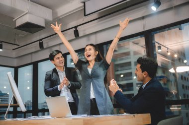 Başarılı iş ekibi zaferi kutluyor. 