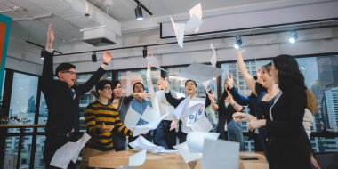 Winer işadamı iş hayatında başarı ve profesyonel bir şirket ekibiyle kutlama.