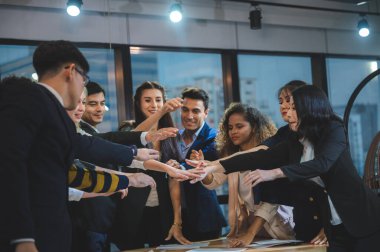 Mutlu Yetişkinler İş Adamları ekip üyeleri başarılı bir şirket için yeni yılı kutluyor..