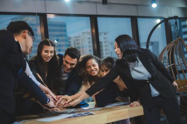 İş dünyasından yaratıcı kişi pazarlama planı fikri tartışması için ofiste toplanıyor.