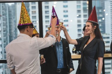 İş adamı ve iş ortağı kişi takımı grup kutlamasında başarılı, mutlu ve eğlenceli.