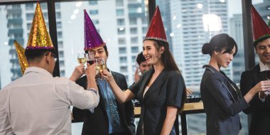 İş adamı ve iş ortağı kişi takımı grup kutlamasında başarılı, mutlu ve eğlenceli.