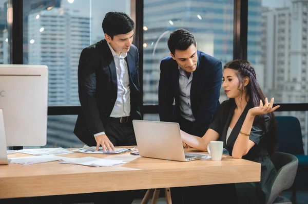 İş dünyasından yaratıcı kişi pazarlama planı fikri tartışması için ofiste toplanıyor.