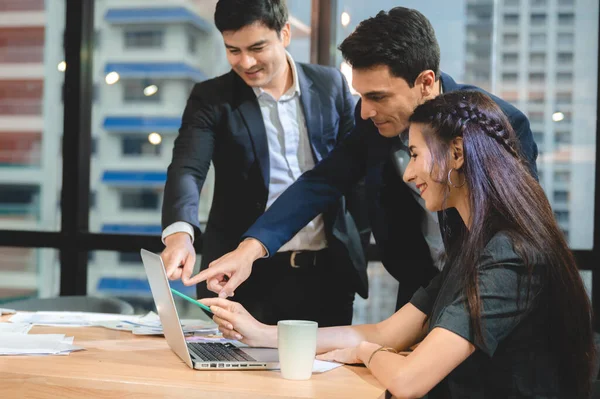 İş dünyasından yaratıcı kişi pazarlama planı fikri tartışması için ofiste toplanıyor.