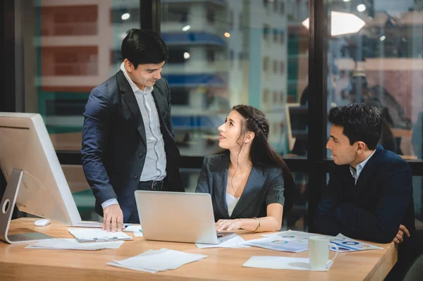 İş dünyası yaratıcıları, pazarlama planı fikri tartışması için ofiste toplanıyorlar.