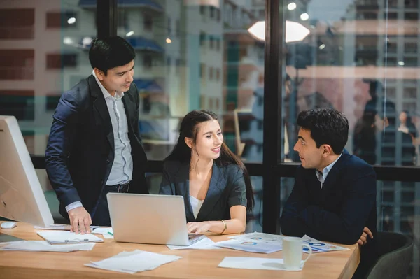 İş dünyası yaratıcıları, pazarlama planı fikri tartışması için ofiste toplanıyorlar.