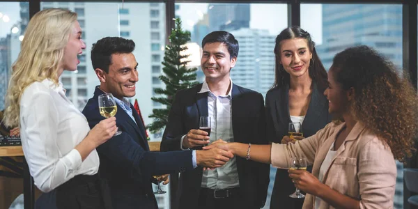 İş adamı ve iş ortağı kişi takımı grup kutlamasında başarılı, mutlu ve eğlenceli.