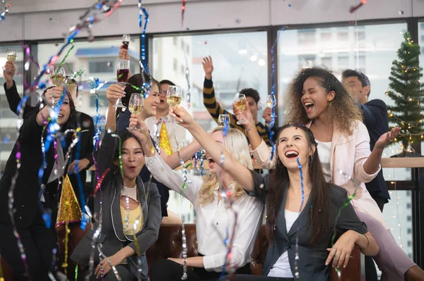 İş adamı ve iş ortağı kişi takımı grup kutlamasında başarılı, mutlu ve eğlenceli.