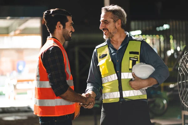 Fábrica Industrial Com Homens Conceito Trabalho Engenheiros Profissionais Inspetores Capataz — Fotografia de Stock