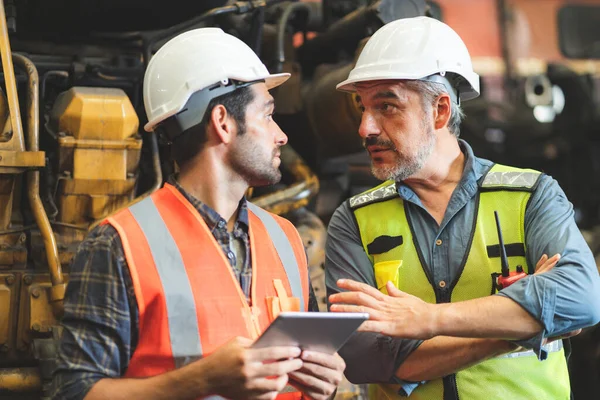 Fábrica Industrial Com Homens Conceito Trabalho Engenheiros Profissionais Inspetores Capataz — Fotografia de Stock