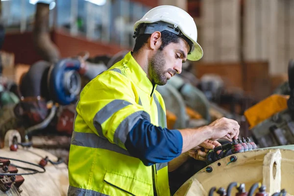 Engenheiro Técnico Profissional Com Chapéu Duro Segurança Trabalhando Para Equipamentos — Fotografia de Stock