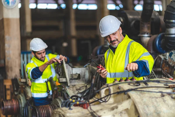 Ingegnere Tecnico Professionista Che Lavora Controllare Sistema Sicurezza Della Macchina Immagine Stock