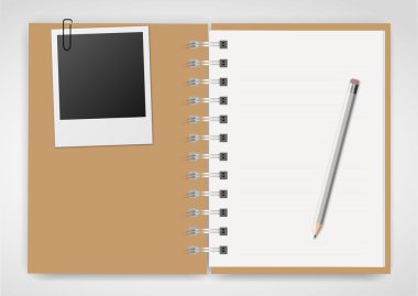 defter kalem ve anlık fotoğraf