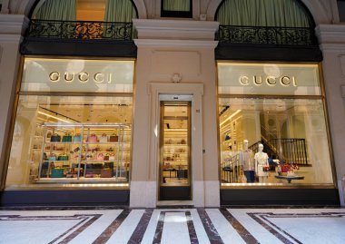 TÜRİN, İTALYA - 18 AĞUSTOS 2021: Torino, İtalya 'daki alışveriş merkezindeki GUCCI mağazası cephesi