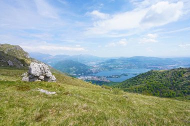 Monte Cornizzolo dağından Annone Gölü, Lombardy, İtalya