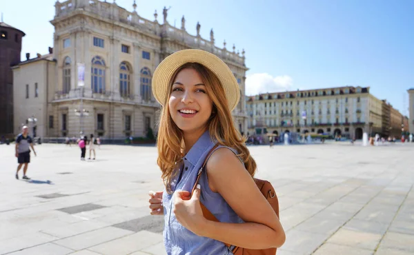 Gülümseyen Güzel Kız Avrupa Ziyaret Ediyor Talya Torino Yürüyen Moda — Stok fotoğraf