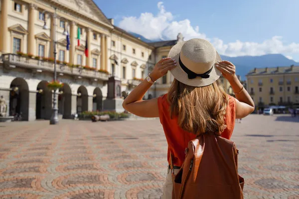Elegante Viaggiatore Donna Tiene Cappello Giornata Sole Nella Città Aosta — Foto Stock
