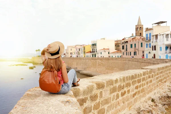 Hermosa Joven Con Sombrero Sentado Pared Mirando Histórica Ciudad Alghero — Foto de Stock