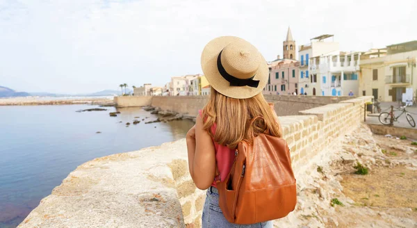 Toerisme Sardinië Panoramisch Uitzicht Jonge Vrouw Met Hoed Rugzak Alghero — Stockfoto