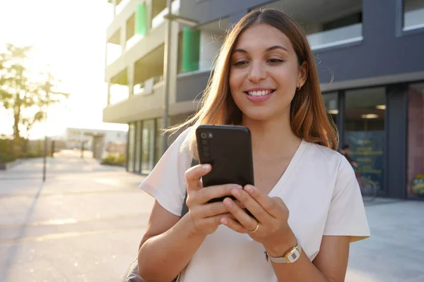 Mujer Atractiva Joven Usando Teléfono Inteligente Ciudad Atardecer —  Fotos de Stock