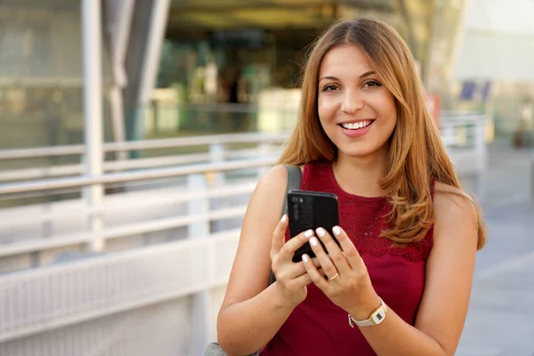 브라질 소녀가 지하철 근처에서 스마트폰을 사용하고 있습니다 즐거운 밖에서 카메라를 — 스톡 사진