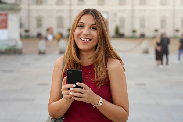 Joven Mujer Bonita Con Pelo Largo Mira Cámara Sosteniendo Teléfono —  Fotos de Stock