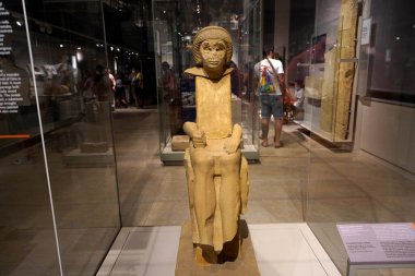 TÜRİN, İTALYA - 19 AĞUSTOS 2021: Mısır uygarlığının dördüncü hanedanı sırasında tamamlanmamış Iteti heykeli, Mısır Torino Müzesi, İtalya