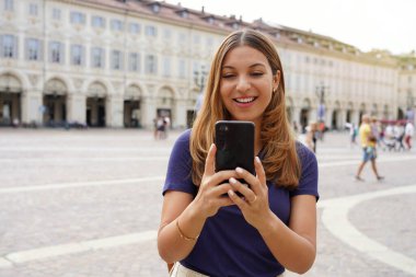 Milenyum kızı videosu, şehir planına karşı akıllı telefondan arıyor.