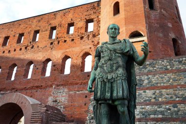 İtalya 'nın Torino kentindeki Palatine Kapısı önündeki Julius Caesar bronz heykeli