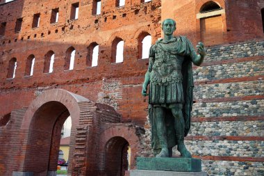 İtalya 'nın Torino kentindeki Palatine Kapısı önündeki Julius Caesar bronz heykeli